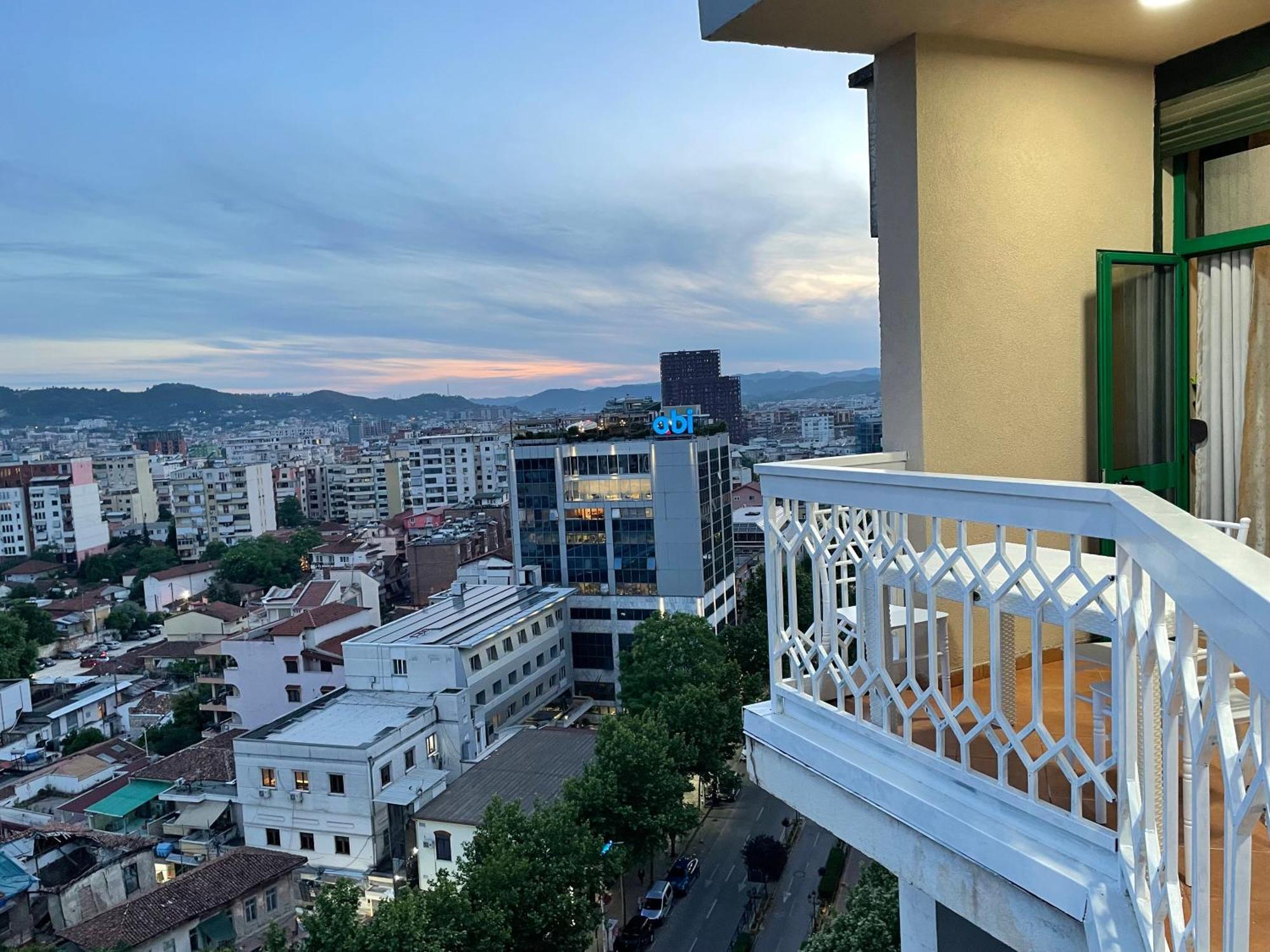 Sun Tower Luxury Suite-View From Of Tirana Center المظهر الخارجي الصورة